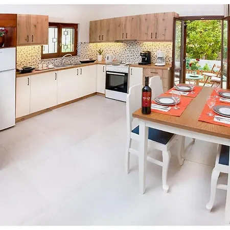 Апартаменты Sunny And Quiet In Chania, Sleeps 4 *